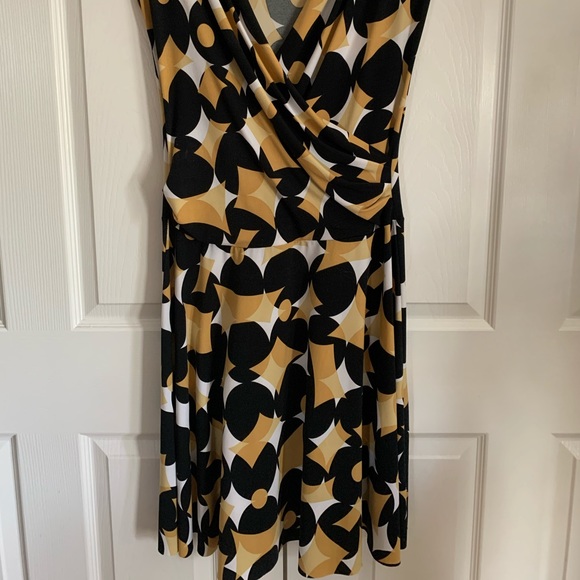 Beautiful flowy dress - Picture 2 of 2